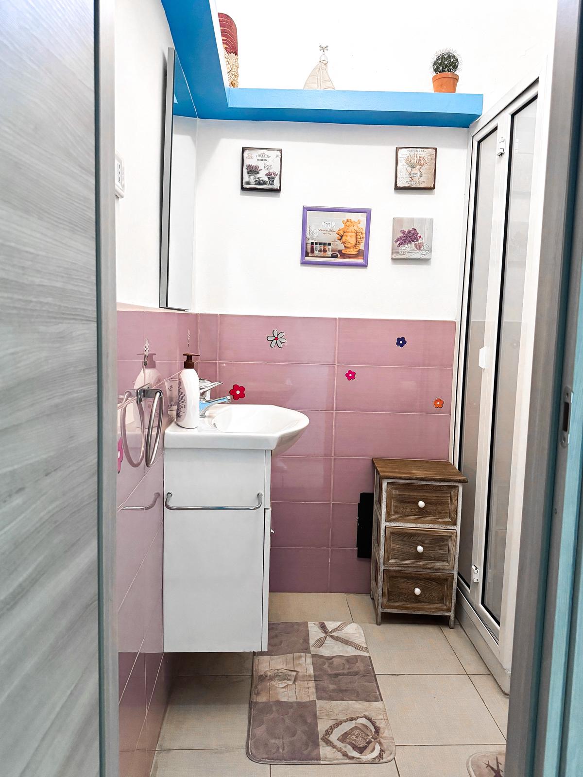 Bagno privato ordinato con ingresso riservato