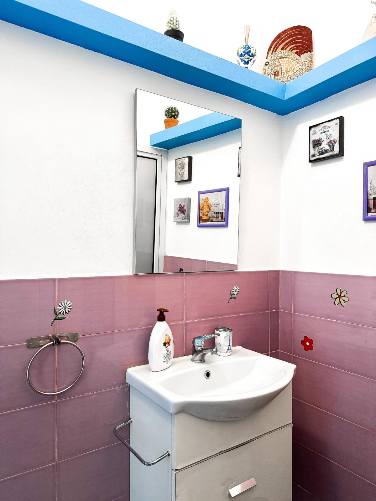 Bagno privato con lavabo e doccia