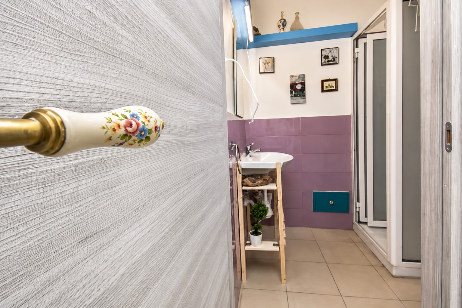 Bagno privato ordinato con ingresso riservato